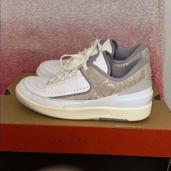 Air Jordan Retro 2 White Gray Athletic Shoes main image 6